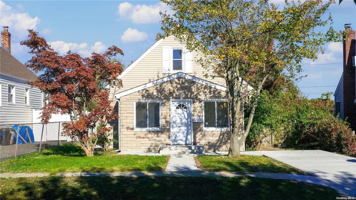 130 Riviera Pkwy, Lindenhurst, NY 11757