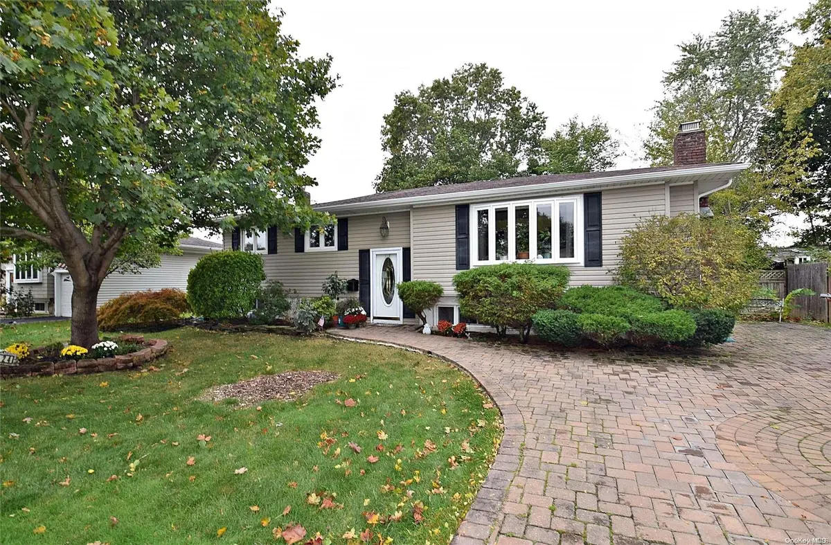 24 Comanche LN, Commack, NY 11725