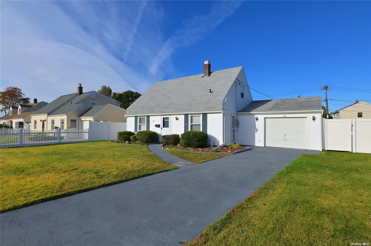 60 James LN, Levittown, NY 11756