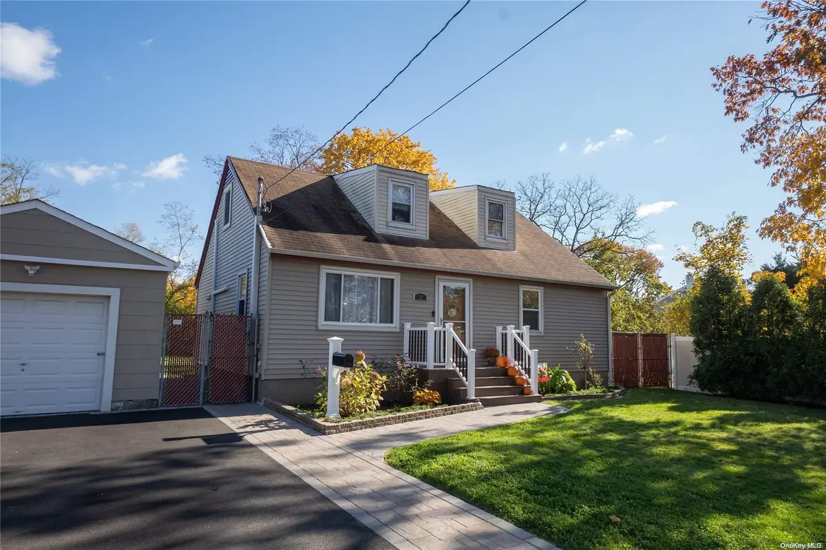 37 Washington AVE, East Islip, NY 11730