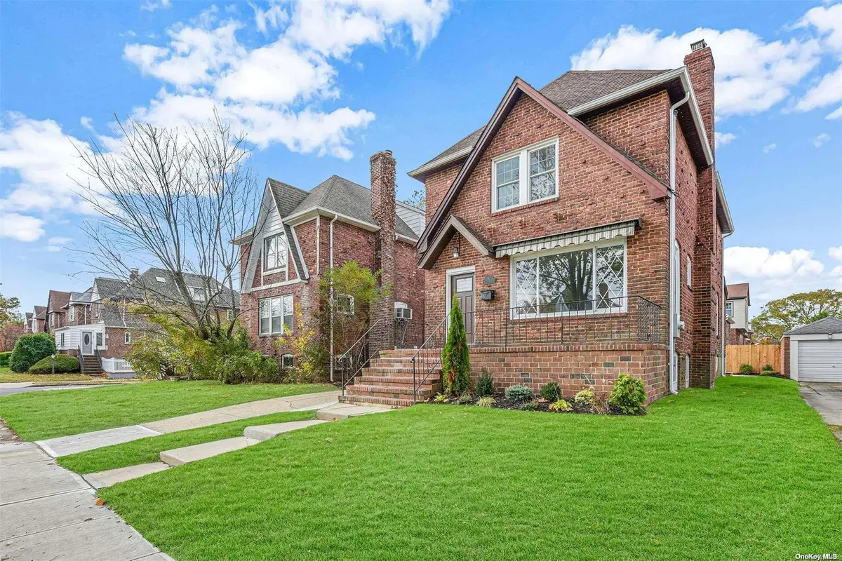 192 Bixley Heath, Lynbrook, NY 11563