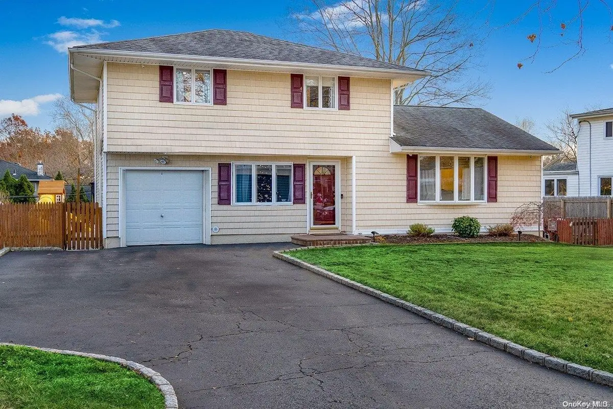 24 Riviera DR, Smithtown, NY 11787