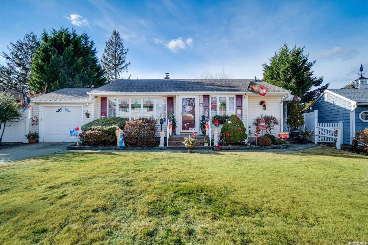 97 Cambridge DR, Hicksville, NY 11801