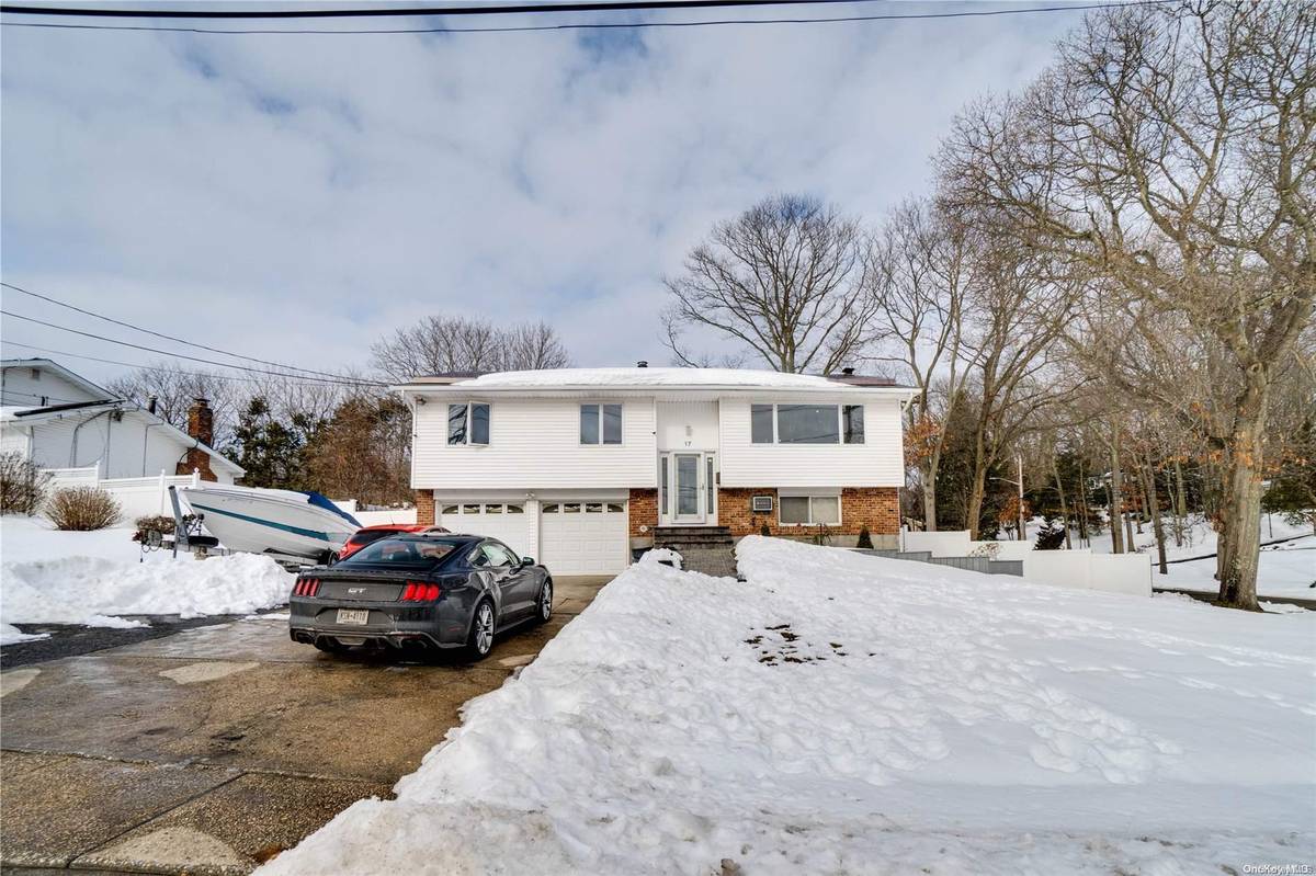 17 Gloucester DR, Wheatley Heights, NY 11798