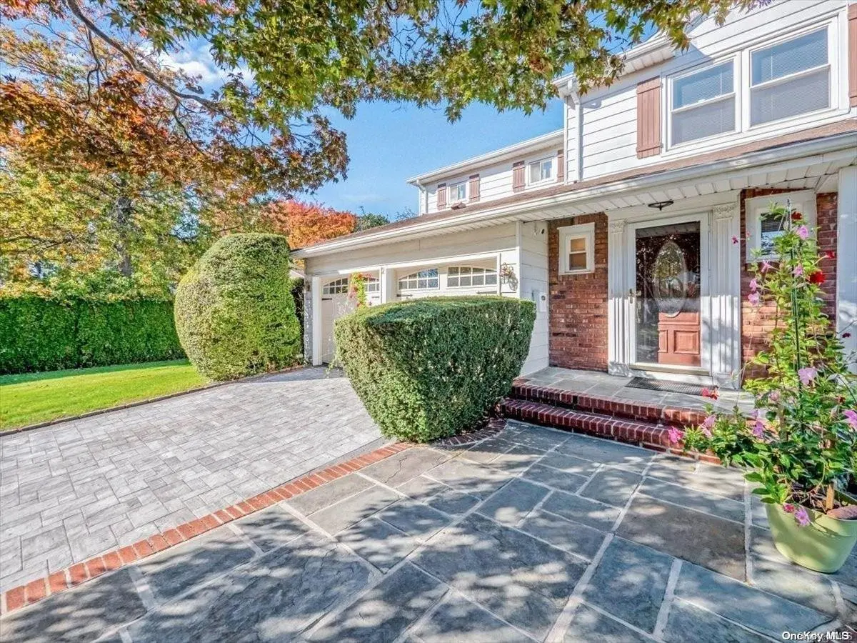 2 Foxhurst Ct, Manhasset Hills, NY 11040