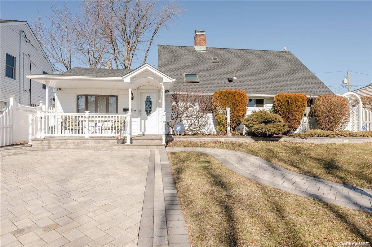 31 Comet LN, Levittown, NY 11756