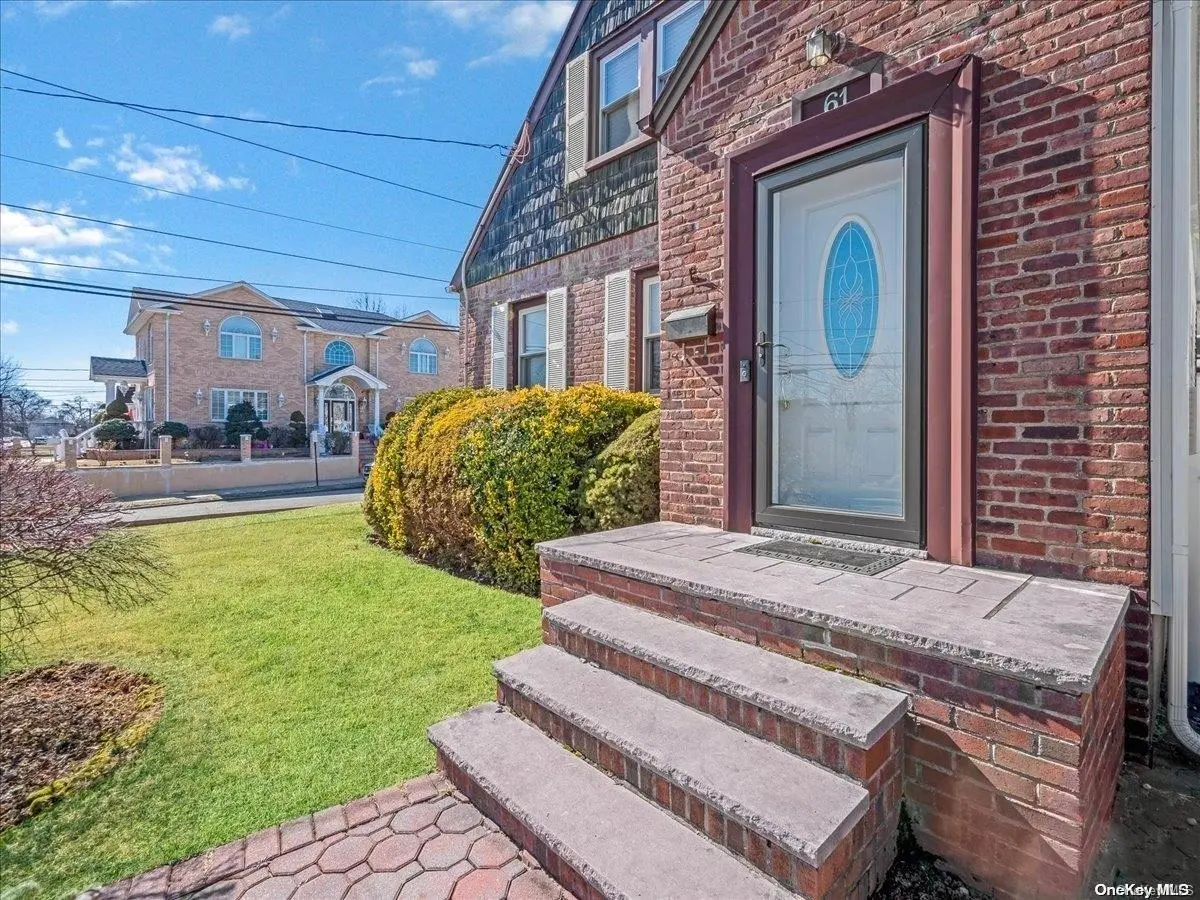 61 Moore Street, New Hyde Park, NY 11040