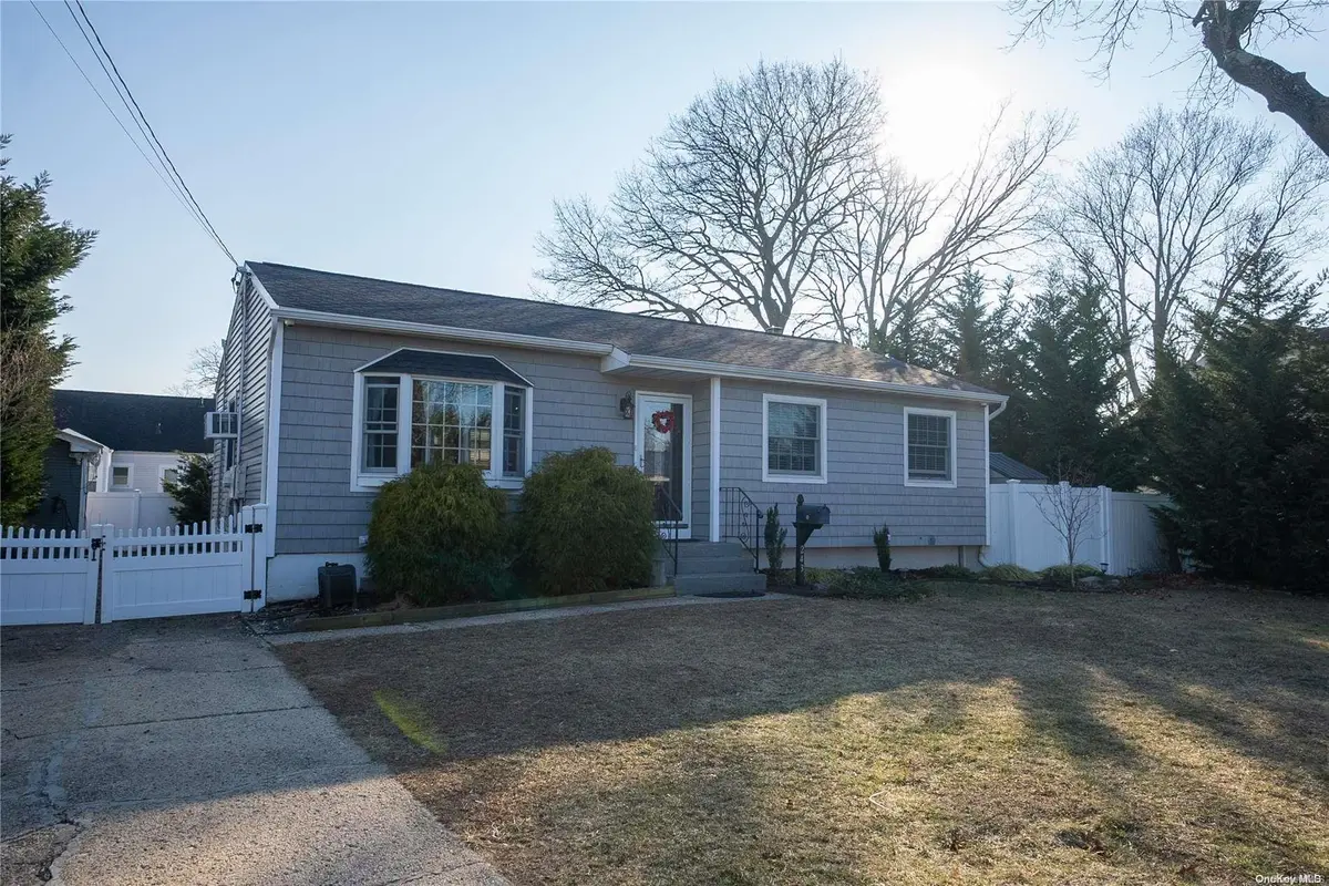 243 47th ST, Lindenhurst, NY 11757