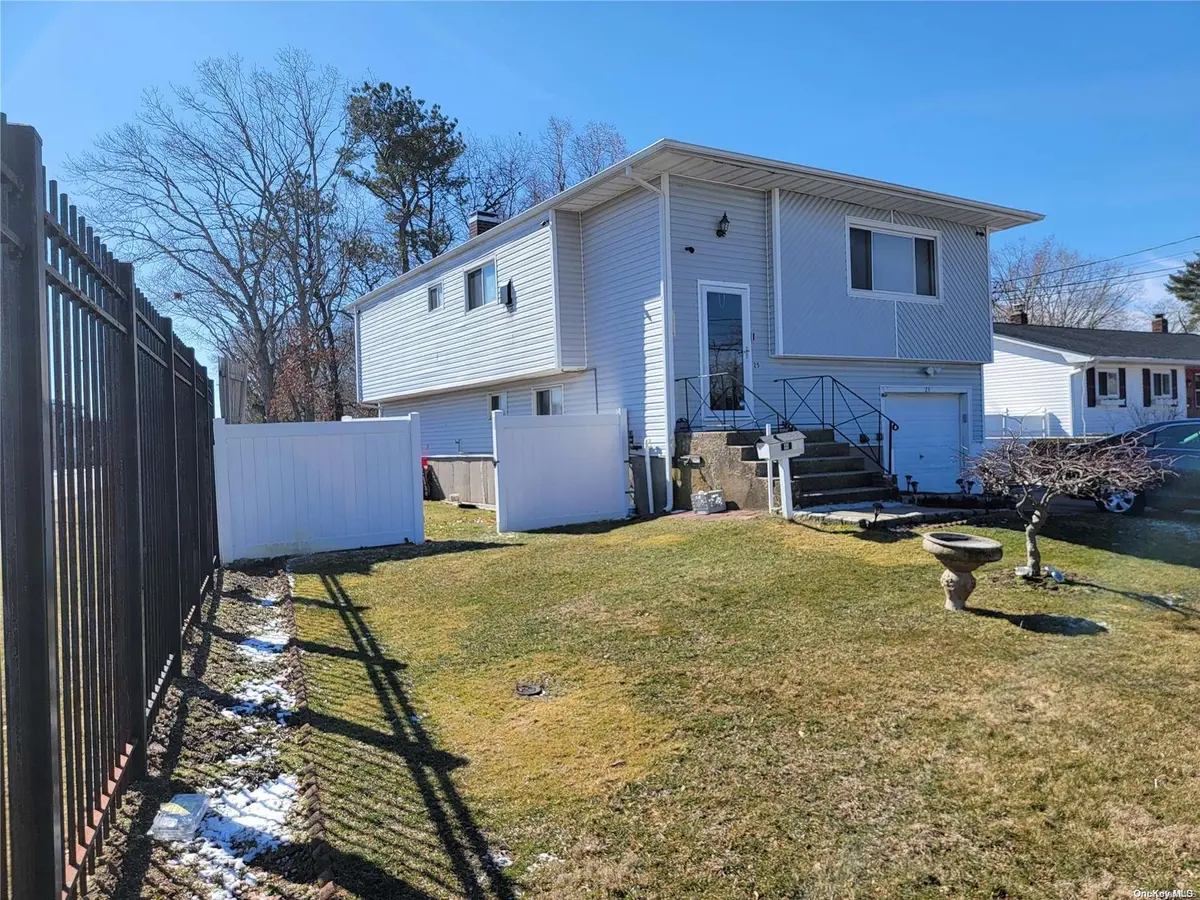 25 Francisco AVE, Central Islip, NY 11722
