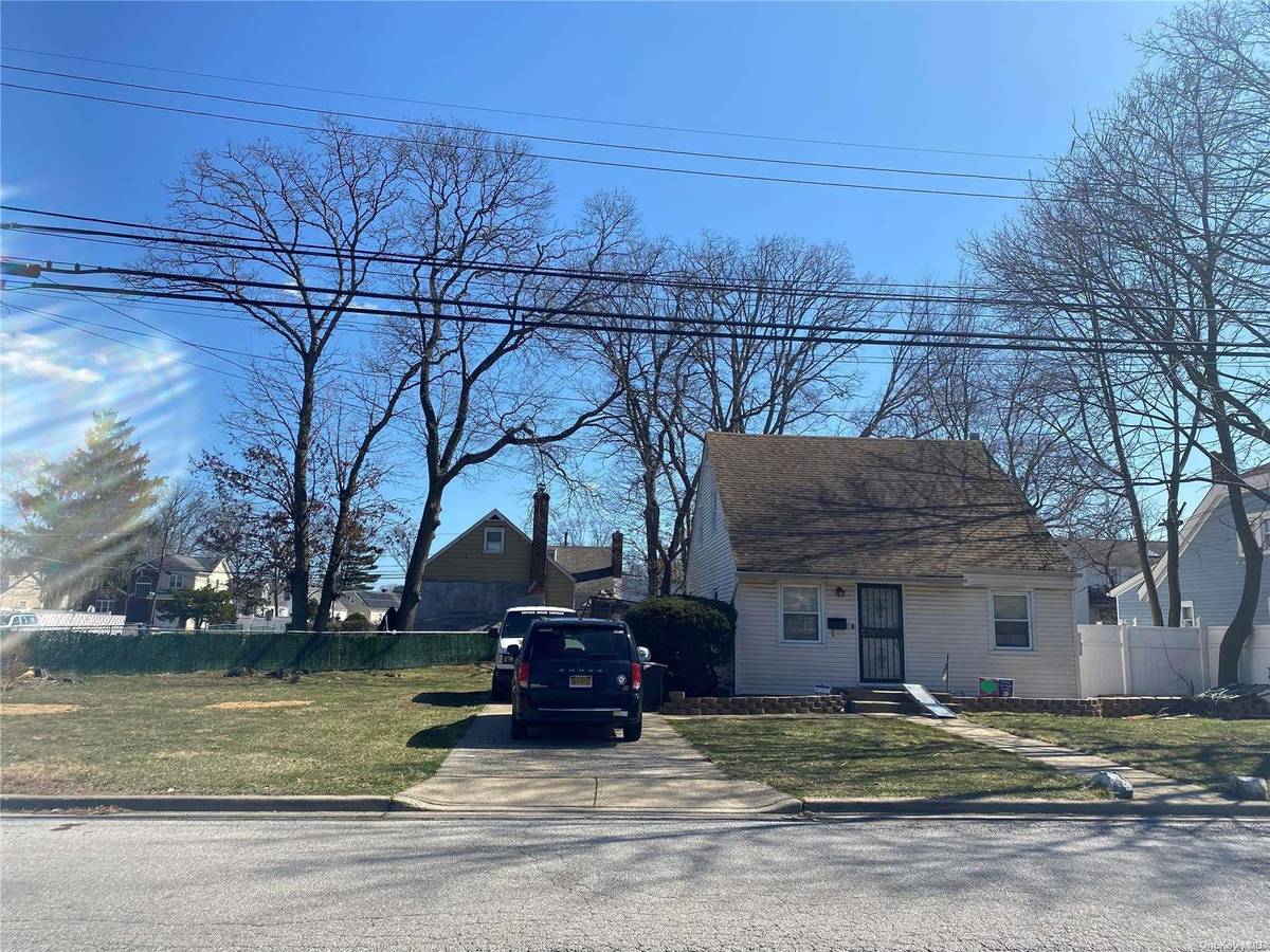 160 E Pennywood AVE, Roosevelt, NY 11575