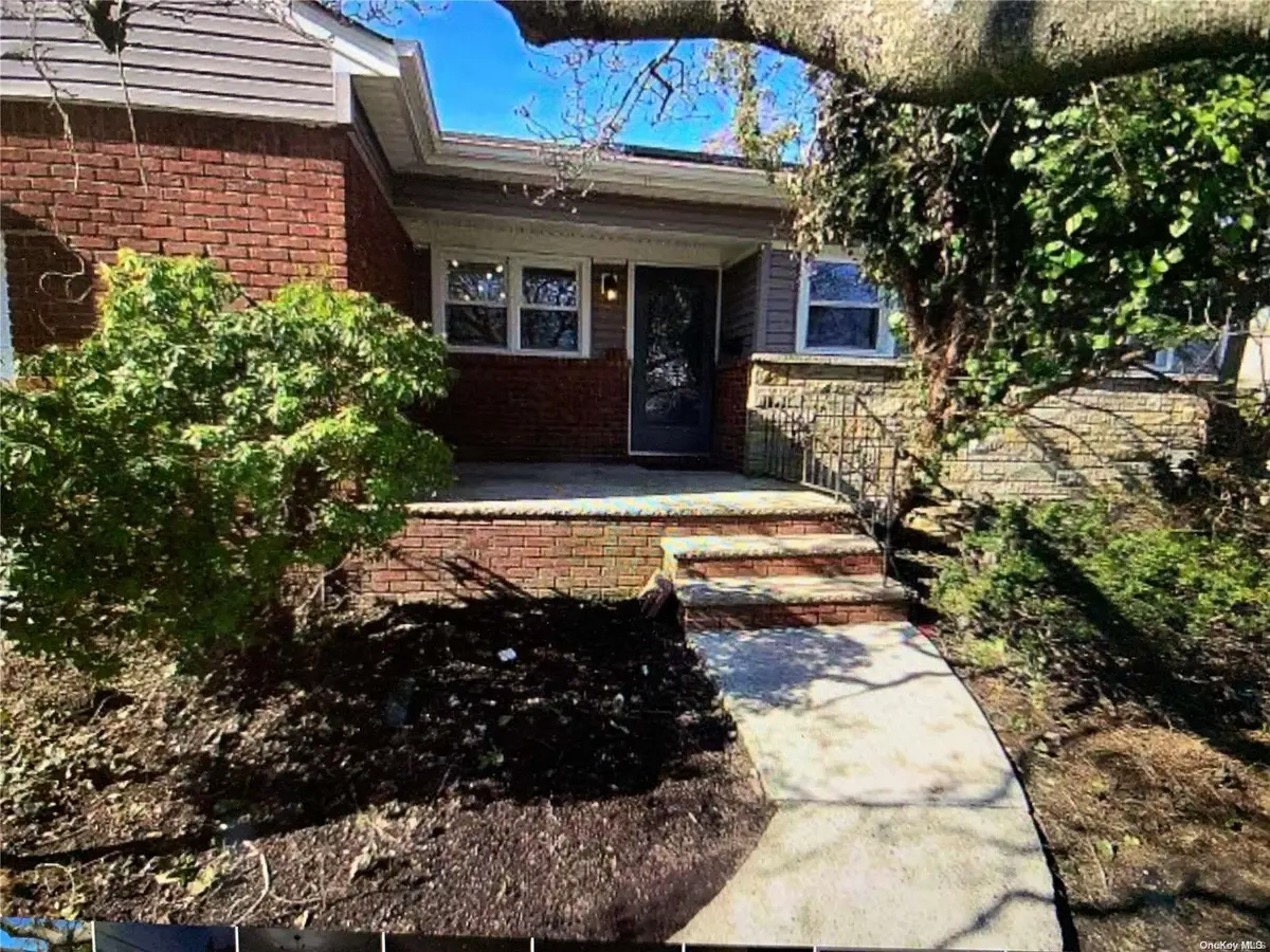 120 Northumberland Gate, Lynbrook, NY 11563
