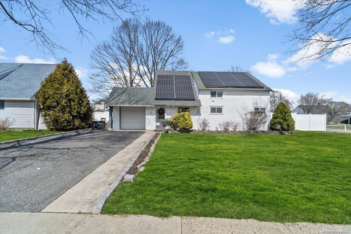 2 Admiral LN, Hicksville, NY 11801