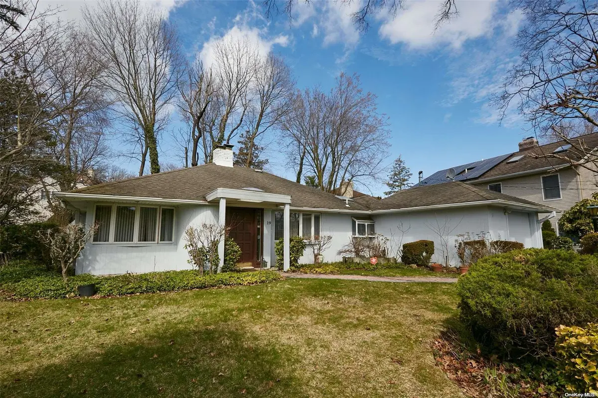19 Ridge DR, Roslyn, NY 11576
