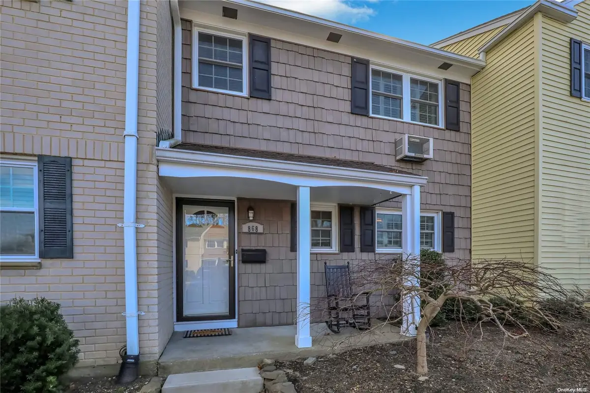 868 Village DR #868, Hauppauge, NY 11788
