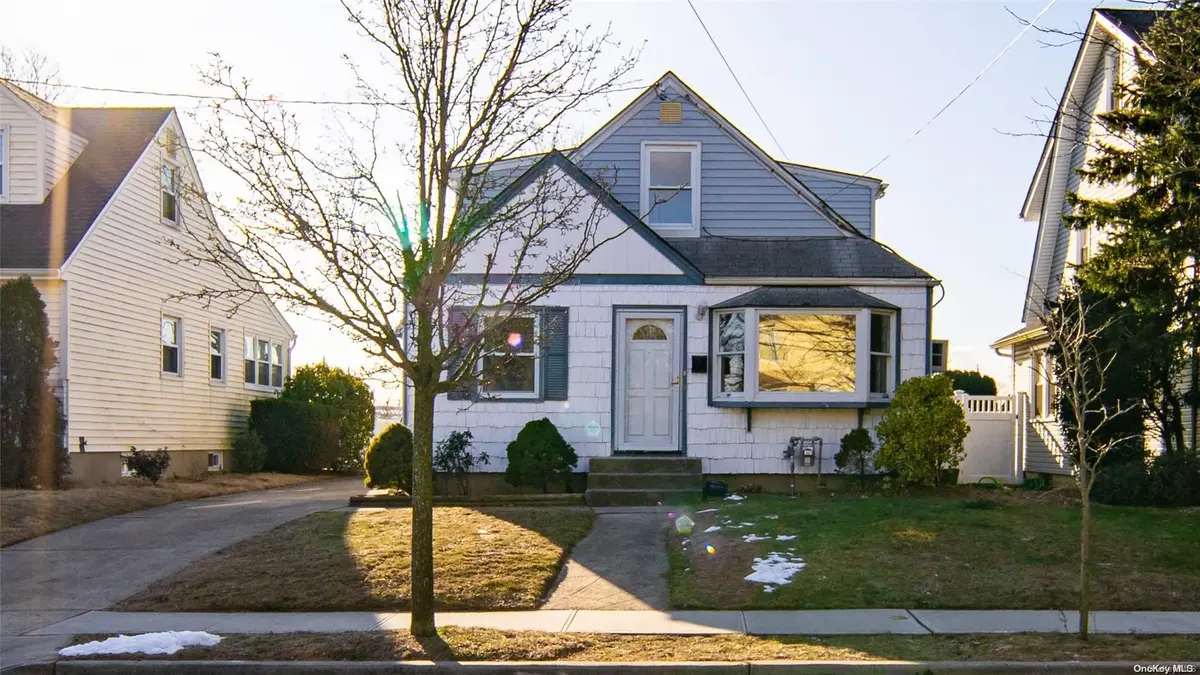 74 Madison ST, Lynbrook, NY 11563