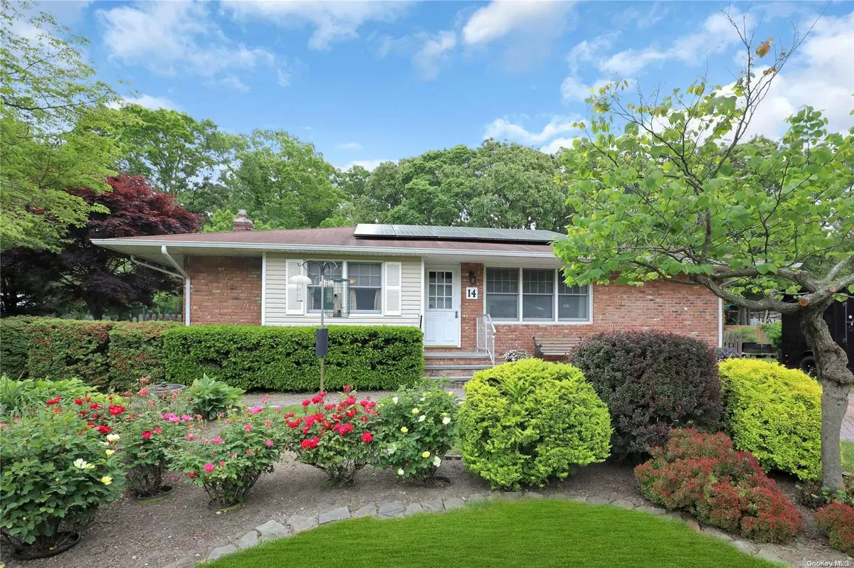 14 Crestwood RD, Bohemia, NY 11716