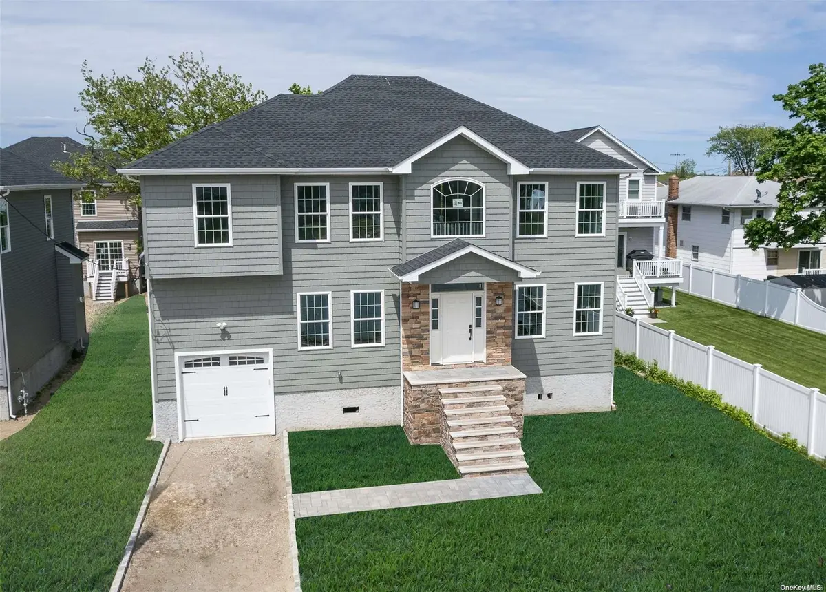 125 N Atlantic PL, Island Park, NY 11558