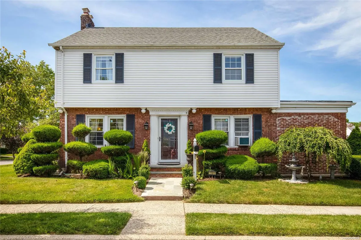 1101 Lowell AVE, New Hyde Park, NY 11040
