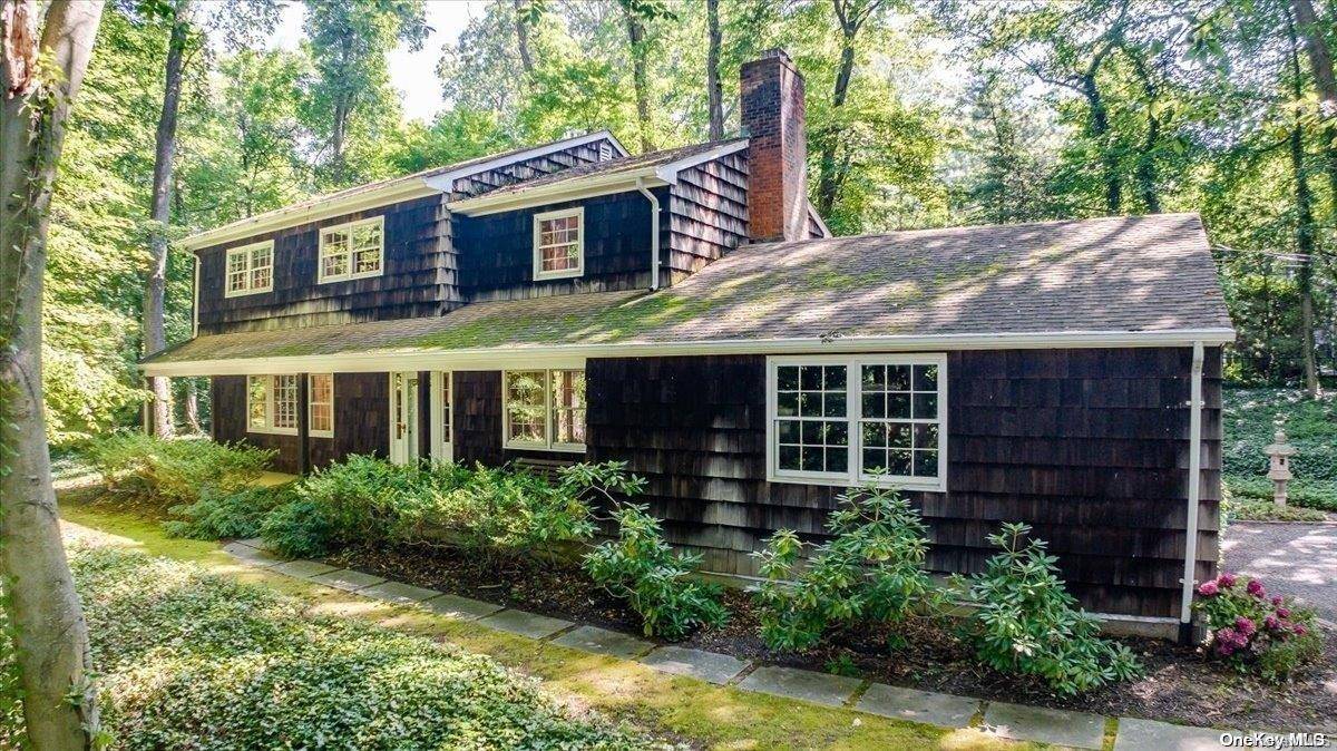 16 Tanglewood LN, Sea Cliff, NY 11579