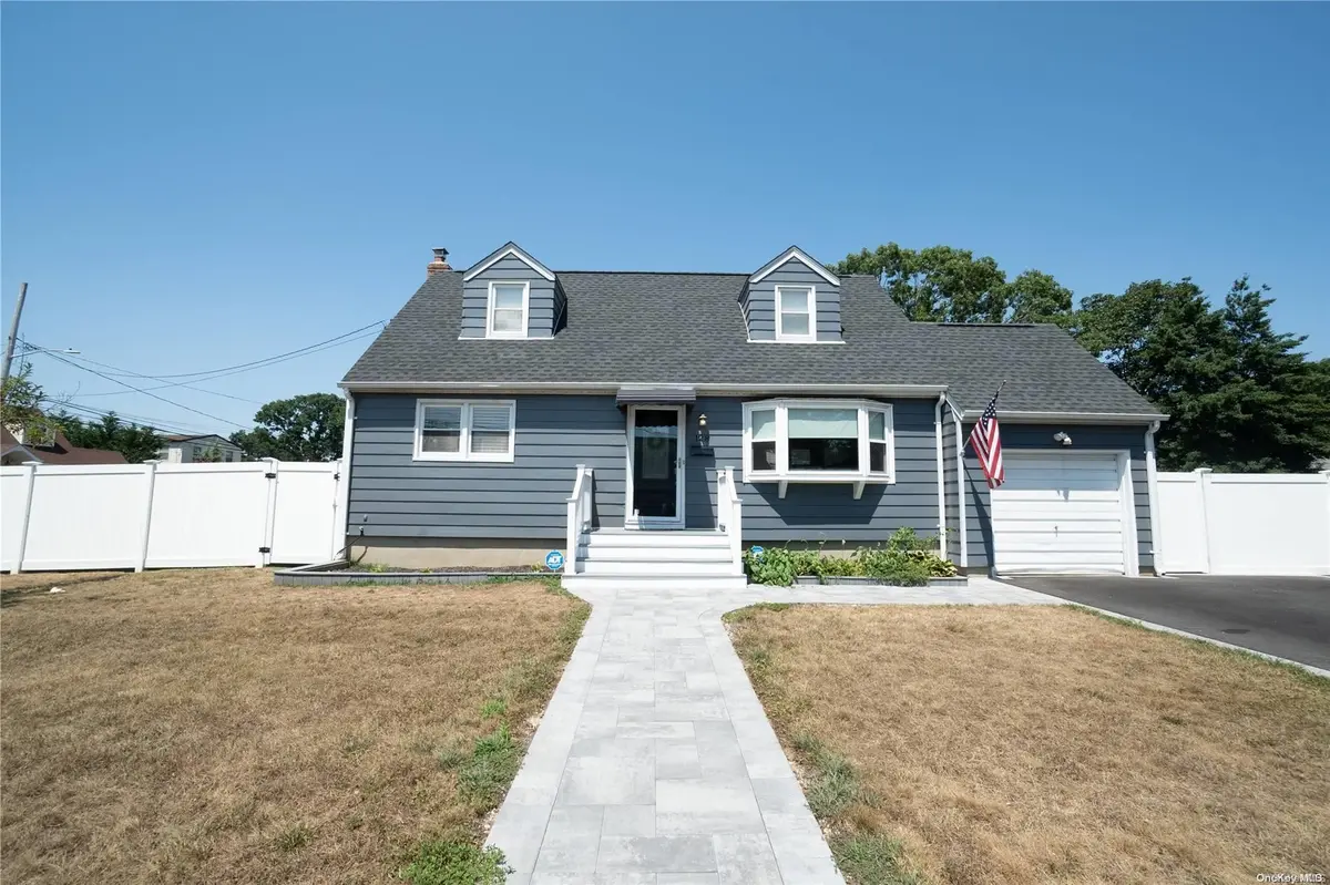128 Newark ST, Lindenhurst, NY 11757