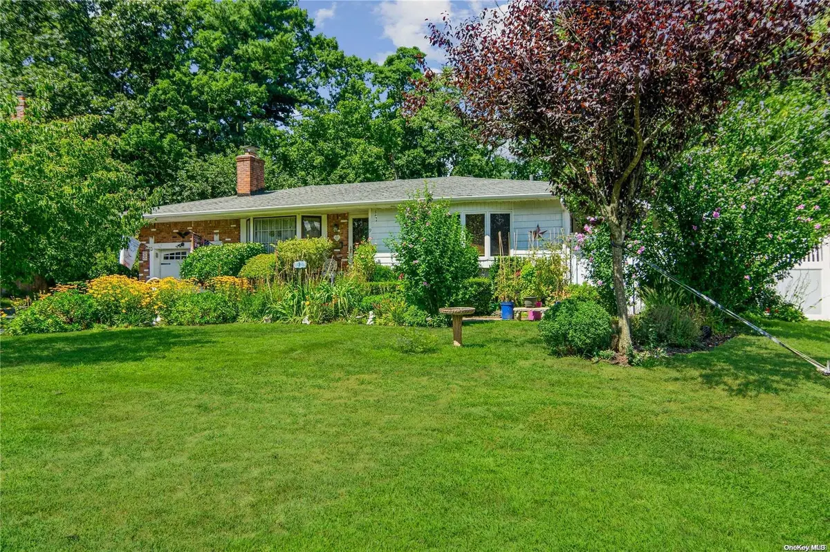 9 Evon LN, Saint James, NY 11780