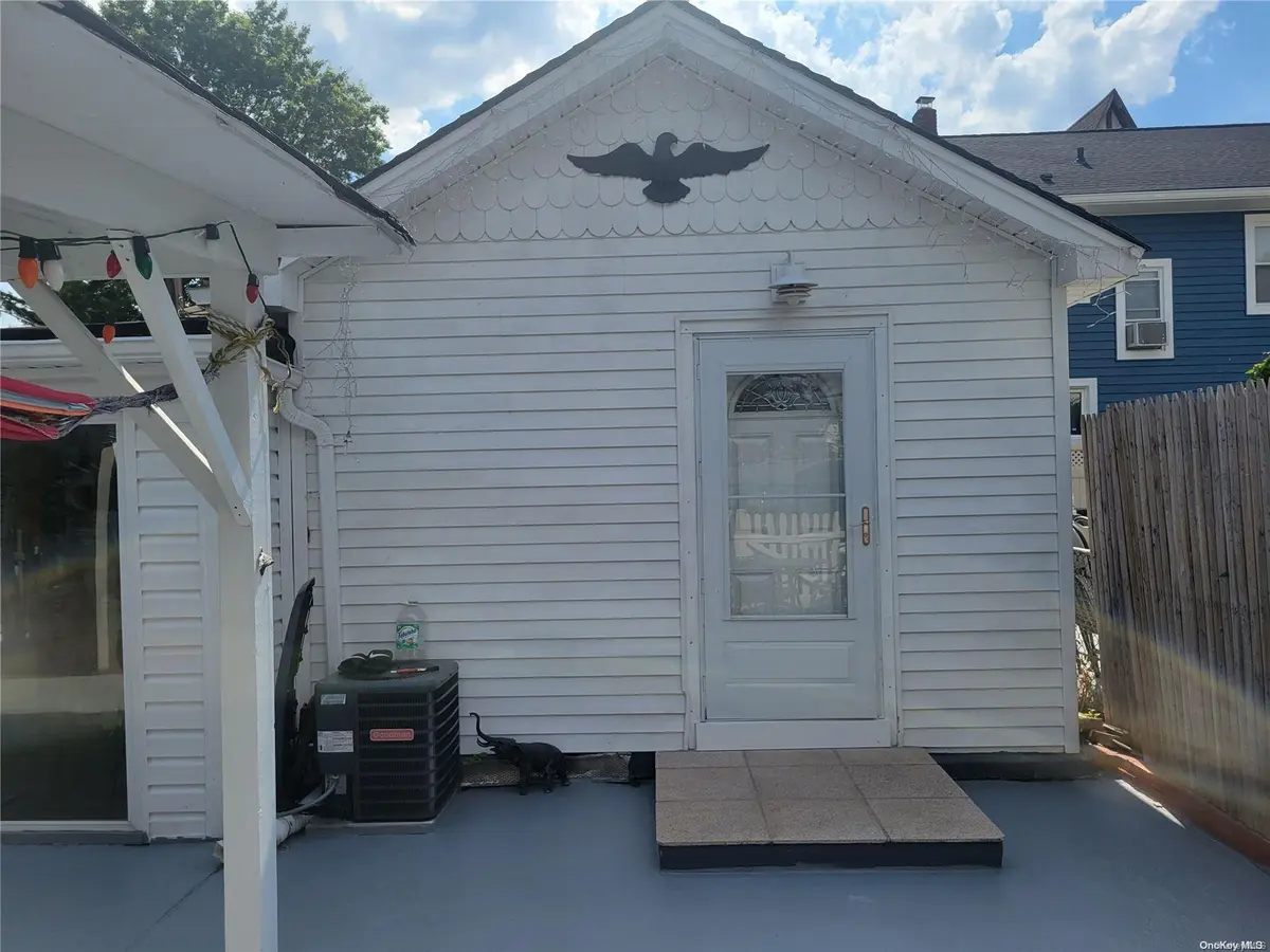 93 Hewlett ST, Hempstead, NY 11550