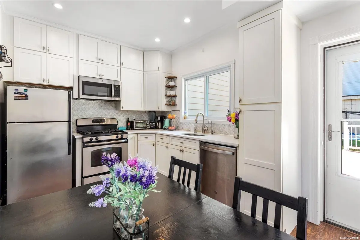40-20 21st Avenue, Astoria, NY 11105