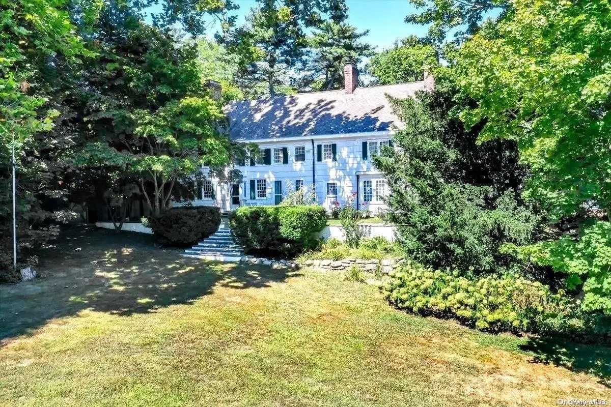 356 W Hills RD, West Hills, NY 11743