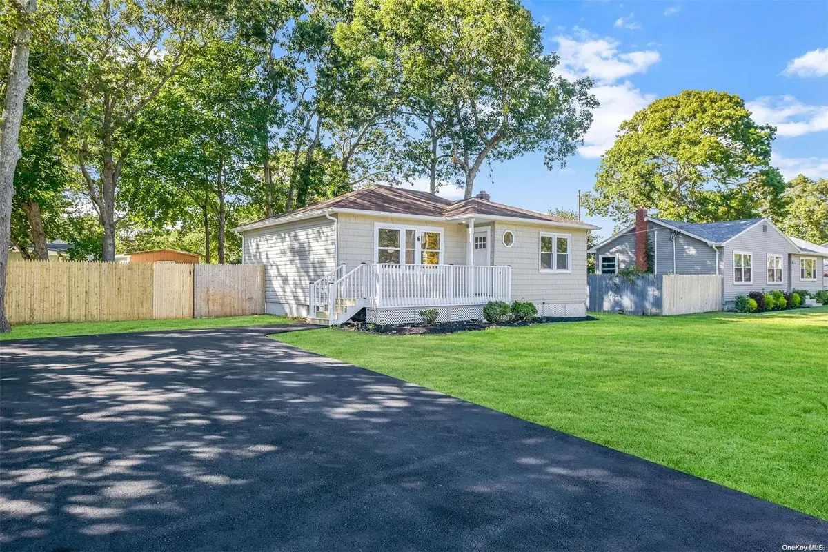 6 Heston RD, Shirley, NY 11967