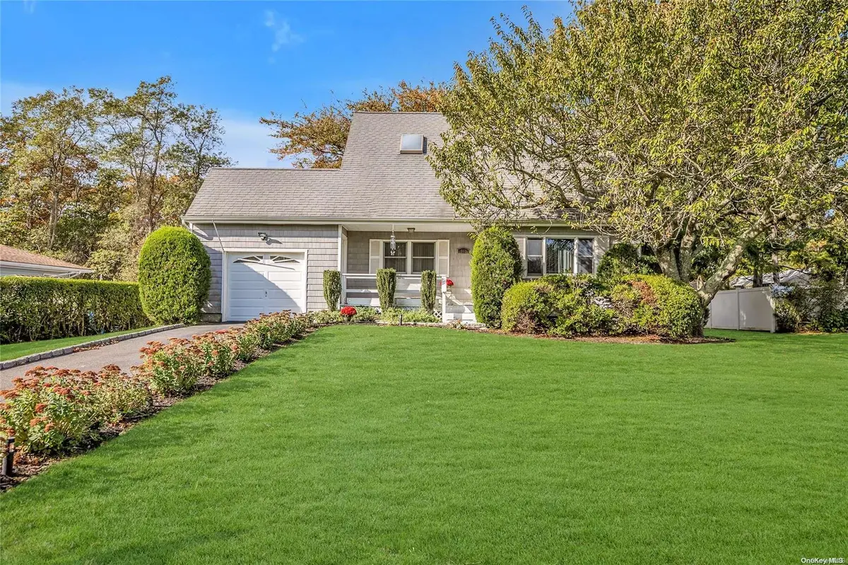 552 Agamemnon AVE, Bellport, NY 11713