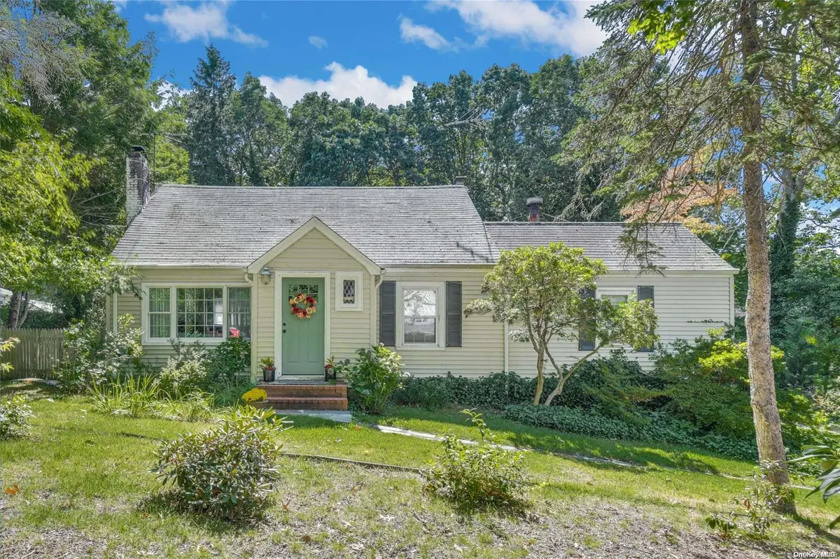 34 Twin Cedar LN, Northport, NY 11768