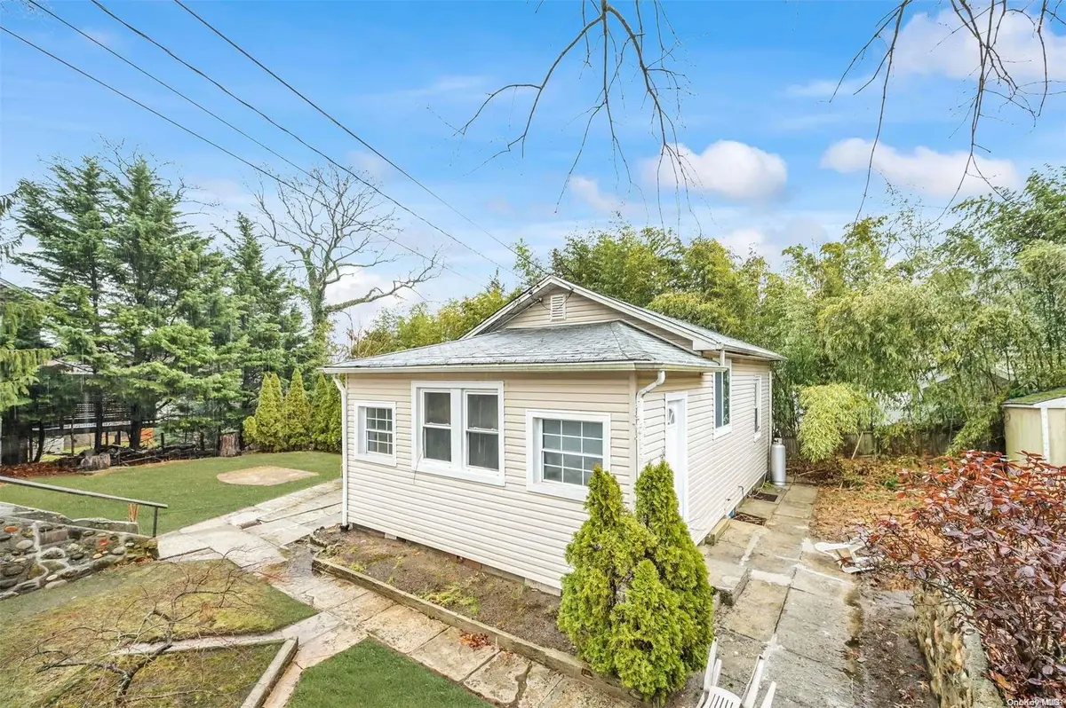 7 Hazel RD, Rocky Point, NY 11778