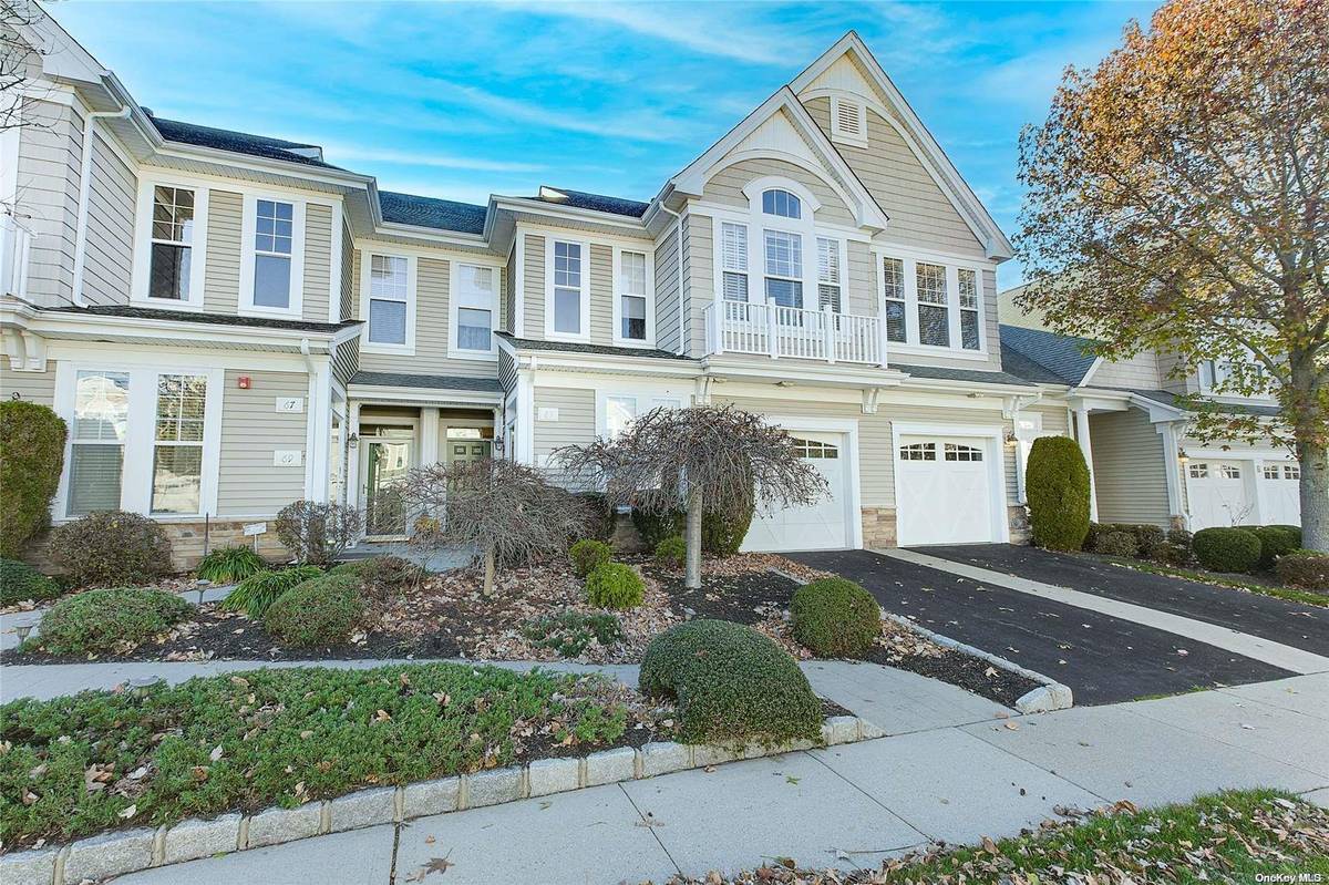 63 Symphony DR #63, Lake Grove, NY 11755