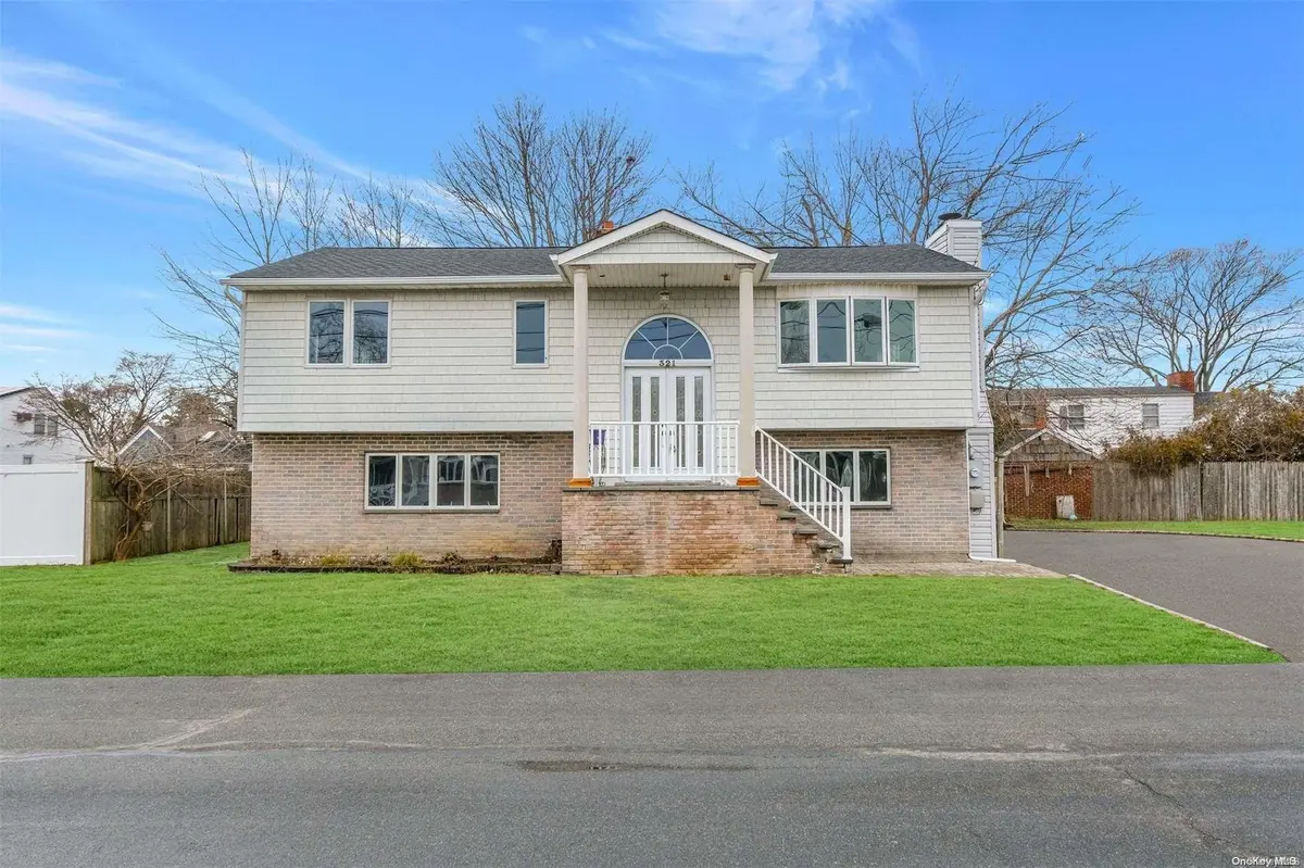 321 Sherbrooke RD, Lindenhurst, NY 11757