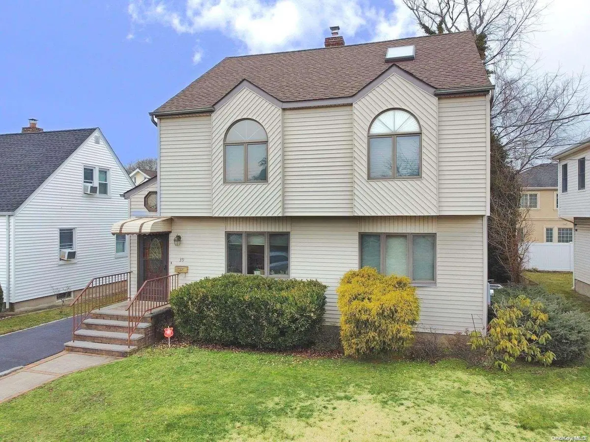 39 Irwin ST, Herricks, NY 11040