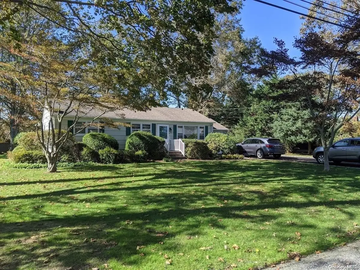 128 Evergreen LN, East Patchogue, NY 11772