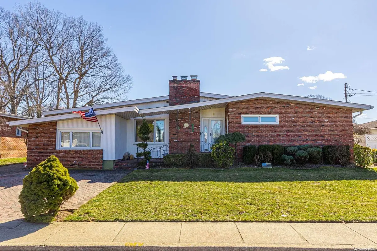 8 Cedar Place, South Farmingdale, NY 11735