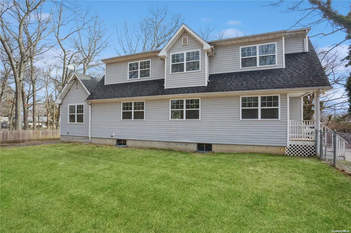 27 Van Buren ST, Mastic, NY 11950