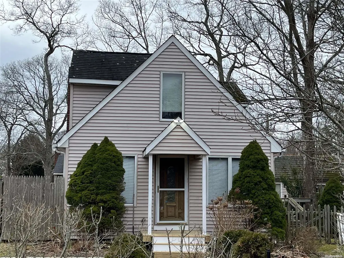 84 Aspen RD, Mastic Beach, NY 11951