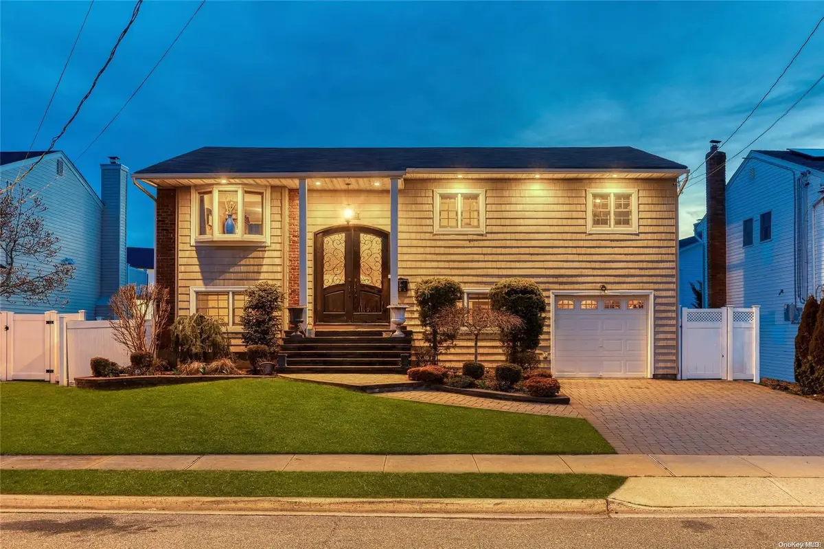 3052 Seaview LN, Bellmore, NY 11710