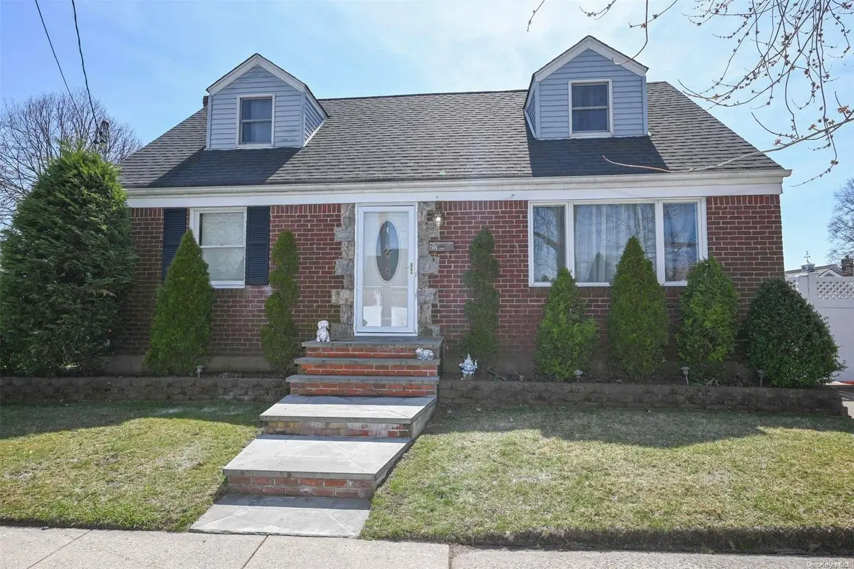 1101 Russell ST, Franklin Square, NY 11010