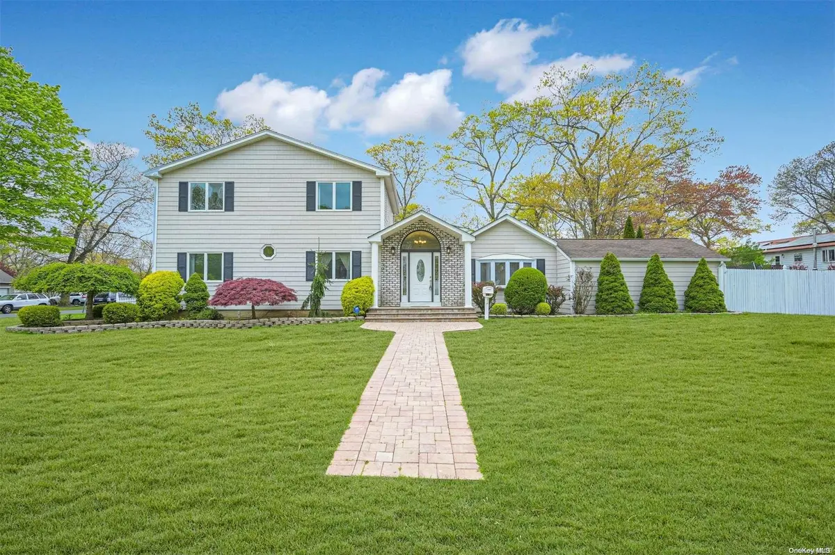 76 Altmar AVE, West Islip, NY 11795
