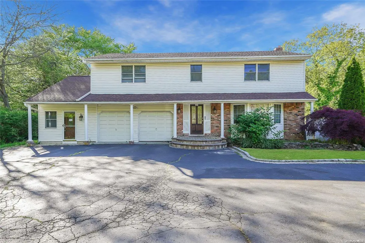 157 Parkway DR, Commack, NY 11725