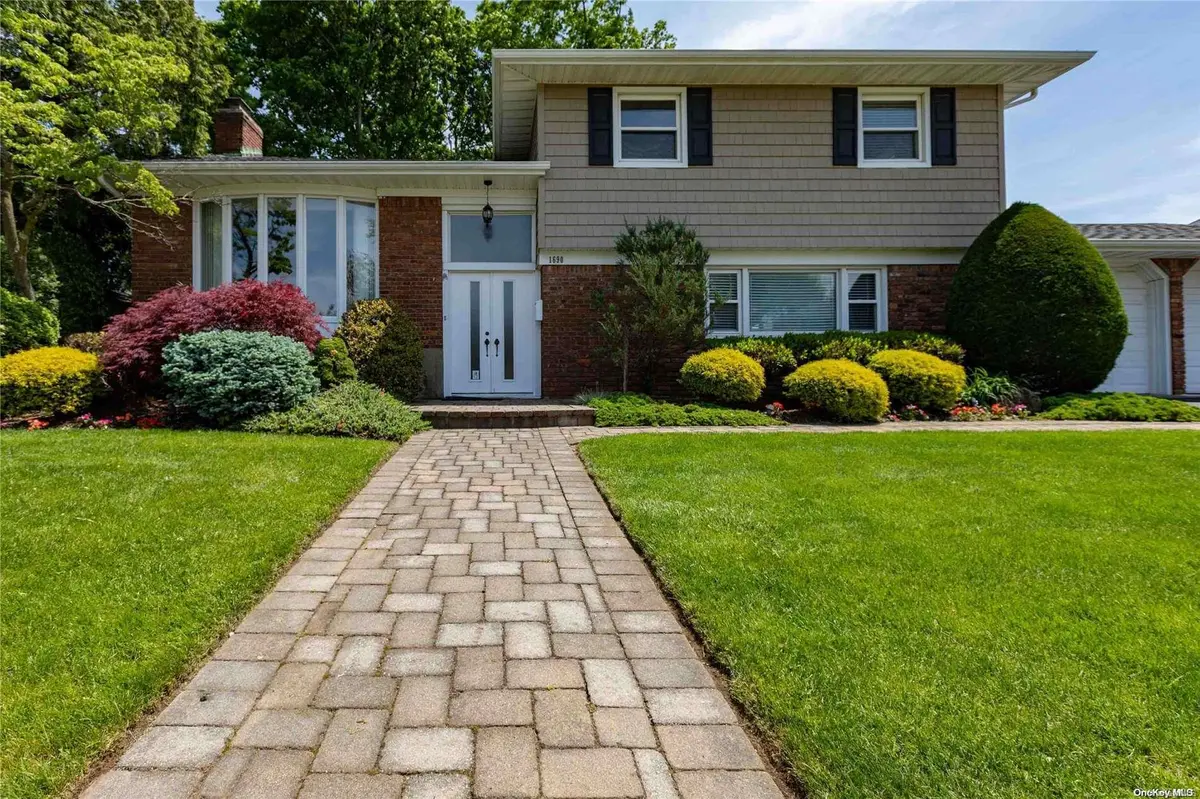 1690 Bard LN, East Meadow, NY 11554