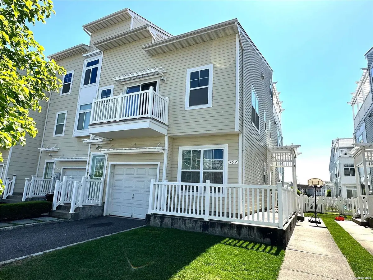 162 Sea Grass LN, Arverne, NY 11692