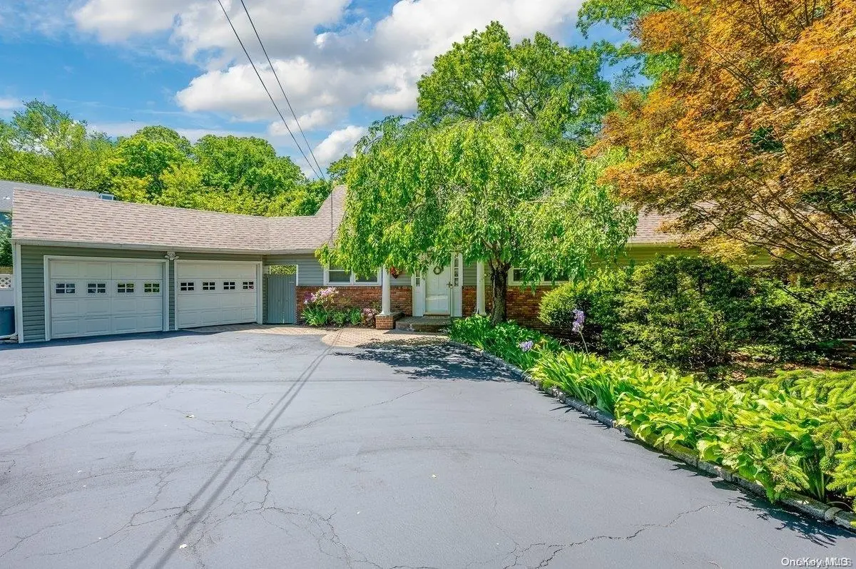42 Kingsley RD, West Hills, NY 11743