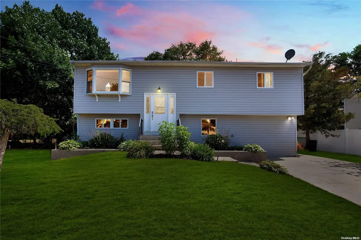 8 Lark DR, Centereach, NY 11720