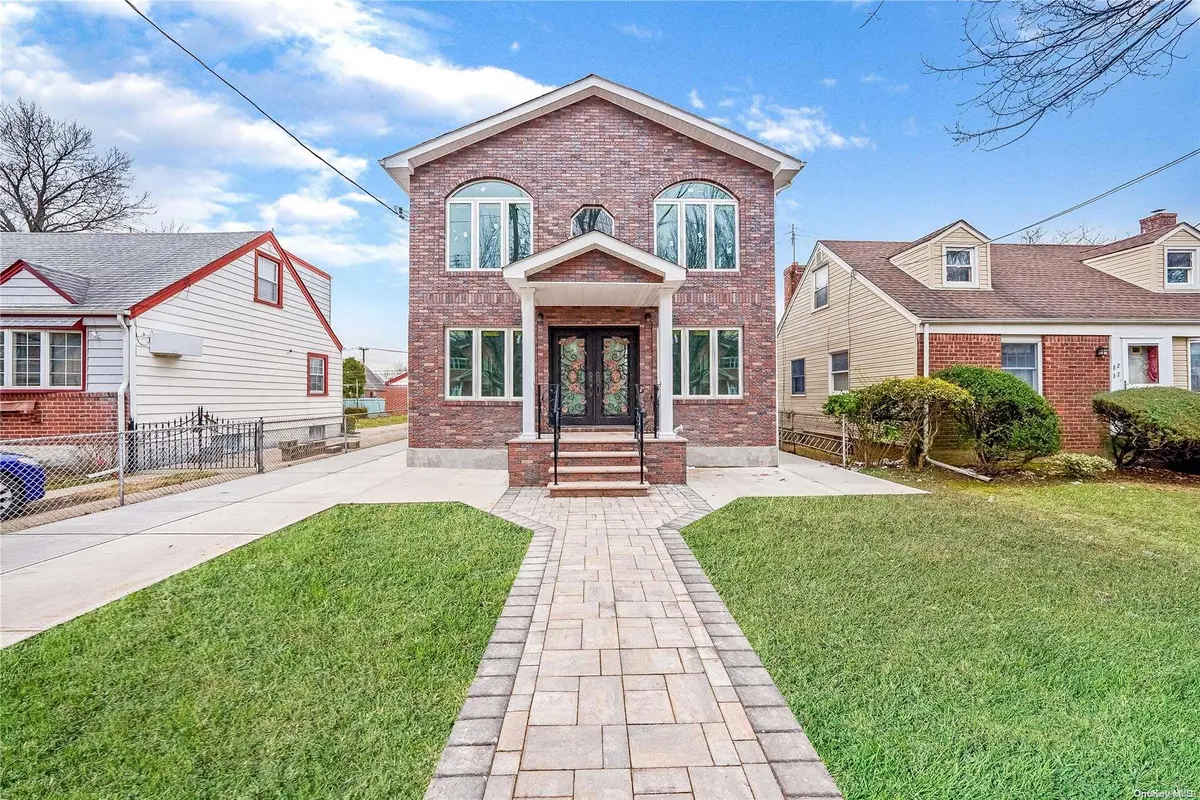 82-36 261st ST, Glen Oaks, NY 11004