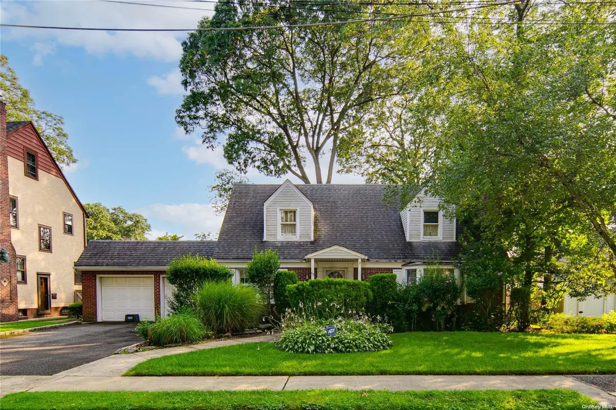 65 Motley ST, Malverne, NY 11565
