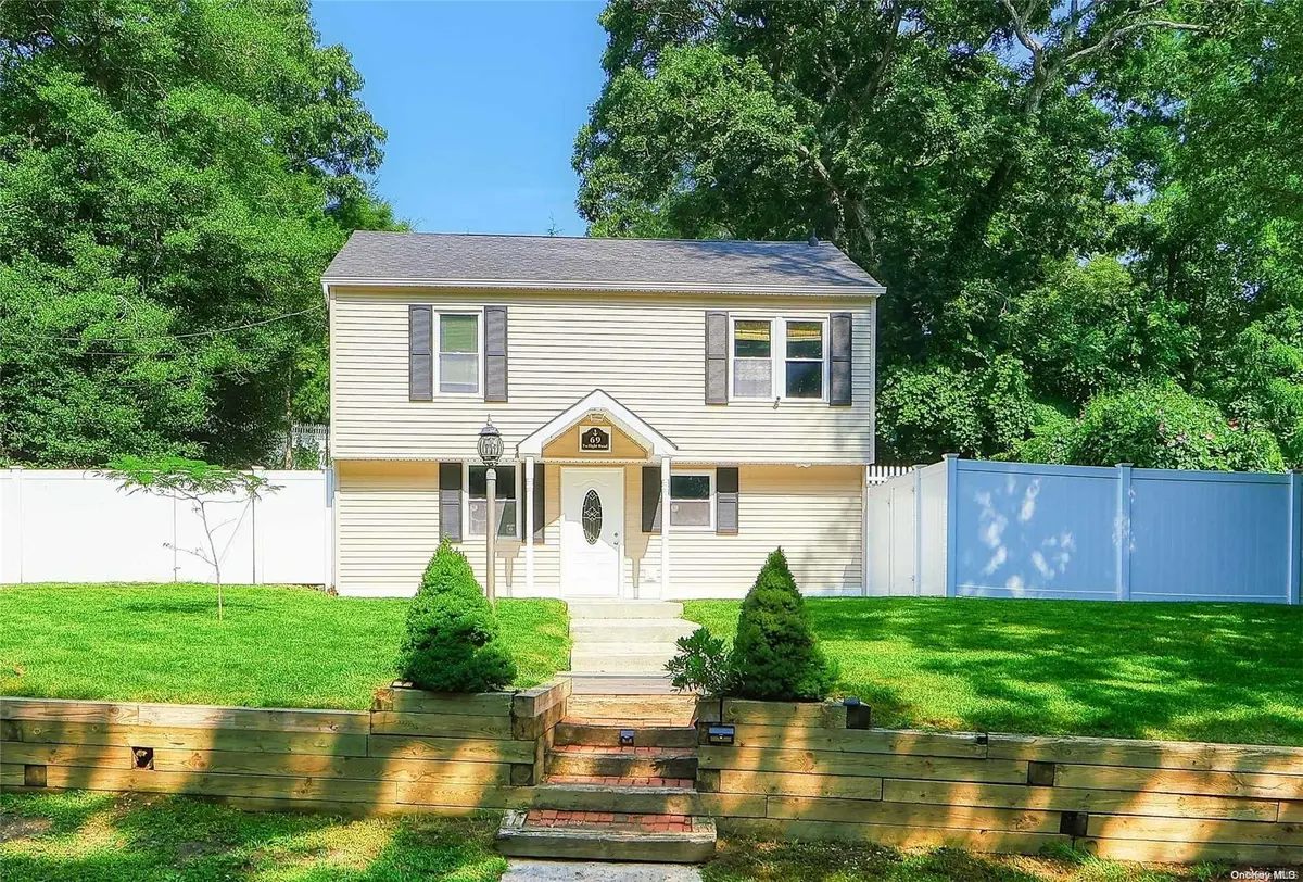 69 Twilight RD, Rocky Point, NY 11778